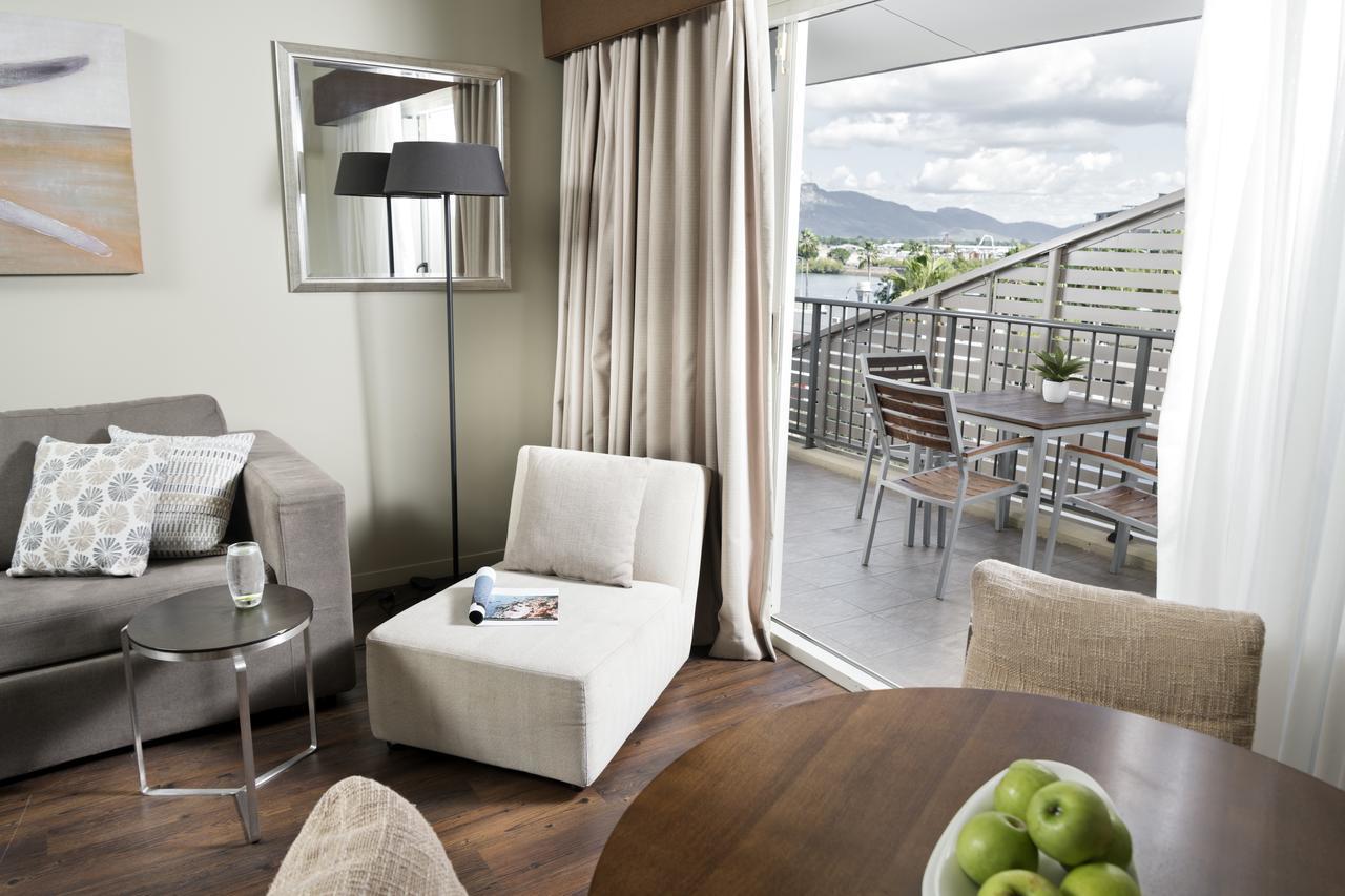 Grand Hotel And Apartments טאונסביל מראה חיצוני תמונה